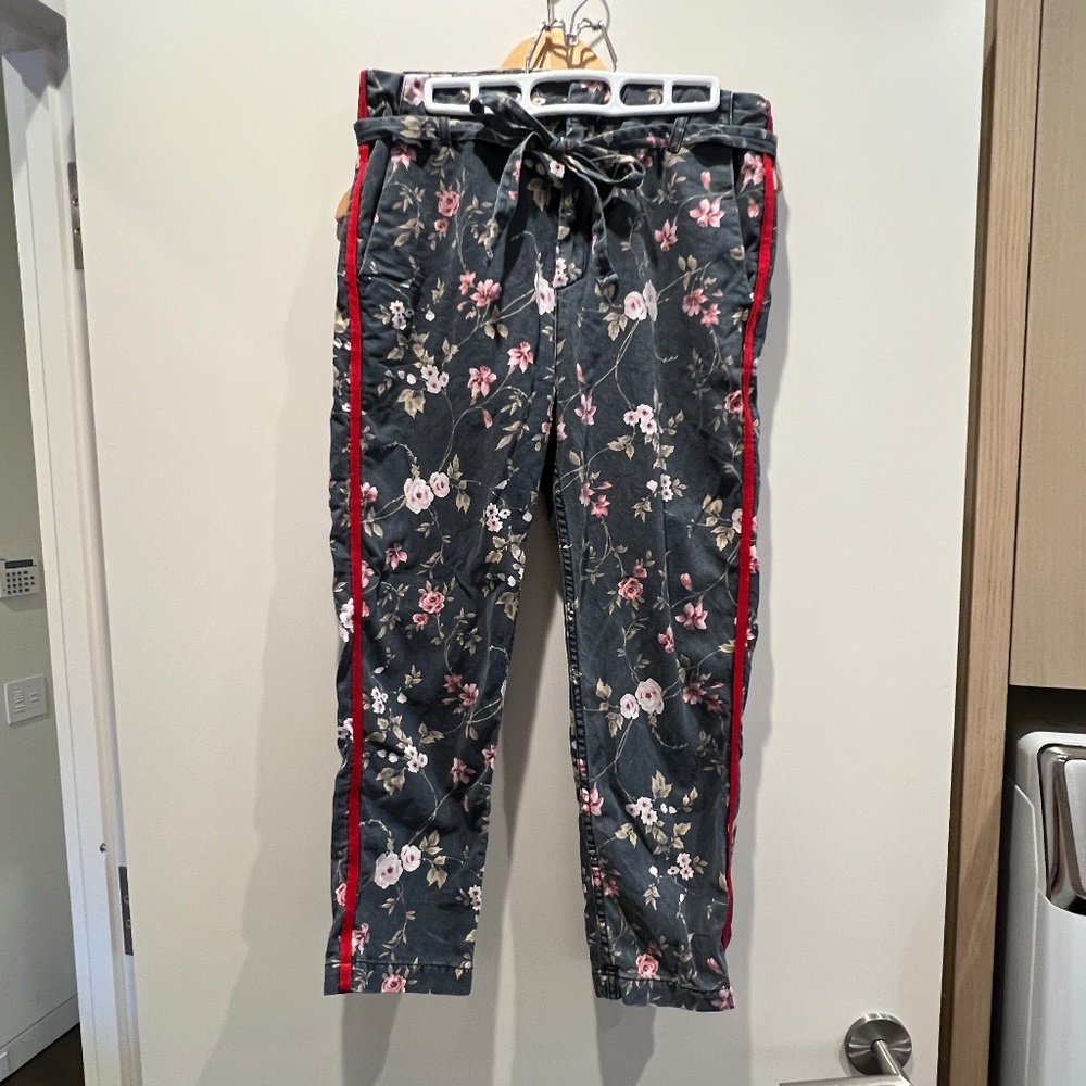 Sundry cotton cropped pants floral print, size 28 medium